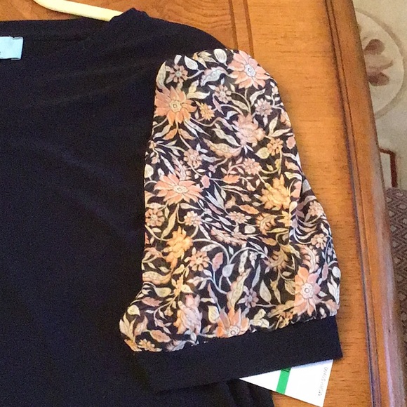 NWT CeCe short Sleeve Blouse Size L Navy with floral sleeves - Picture 6 of 7